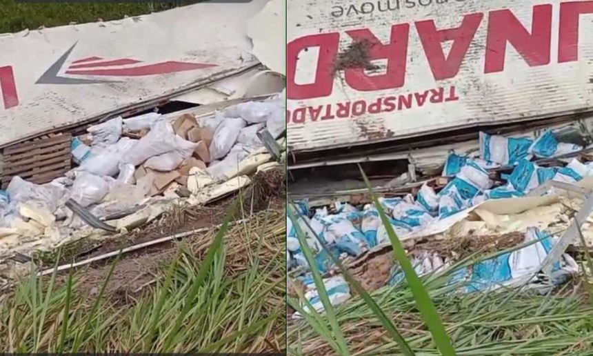 Acidente rodoviário: carreta tombada na AM-010, com carga espalhada.