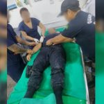 Agente da Guarda Civil ferido recebendo atendimento médico após queda de estrutura metálica em Tefé.