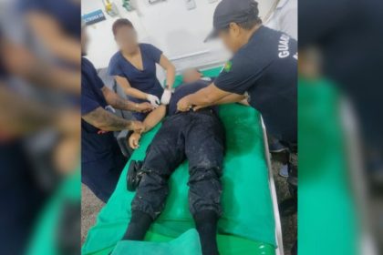 Agente da Guarda Civil ferido recebendo atendimento médico após queda de estrutura metálica em Tefé.