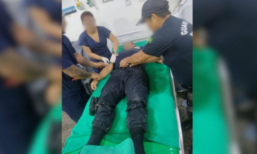 Agente da Guarda Civil ferido recebendo atendimento médico após queda de estrutura metálica em Tefé.
