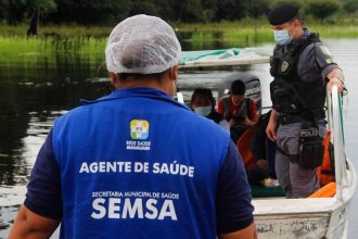 Agente de saúde da Semsa em ação durante processo seletivo em Santa Isabel do Rio Negro.