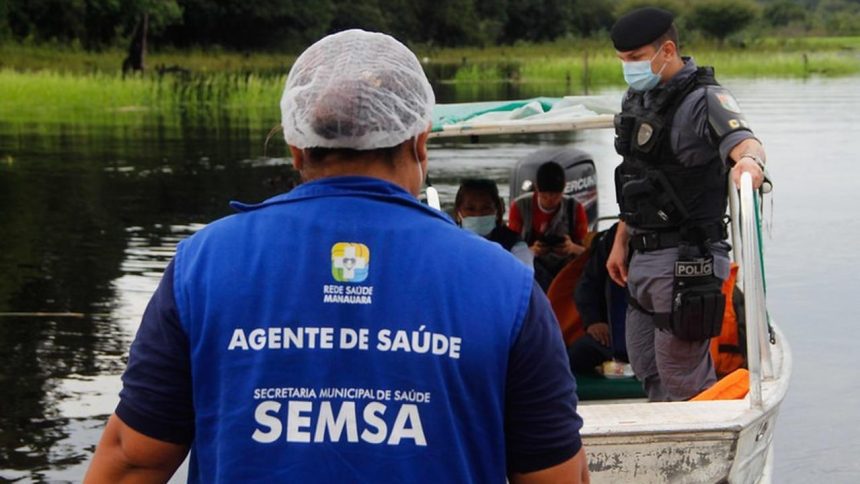 Agente de saúde da Semsa em ação durante processo seletivo em Santa Isabel do Rio Negro.