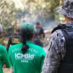 Agentes do ICMBio e Força Nacional em operação no Amazonas, fiscalizando a área.