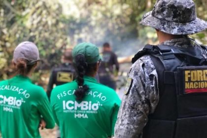 Agentes do ICMBio e Força Nacional em operação no Amazonas, fiscalizando a área.
