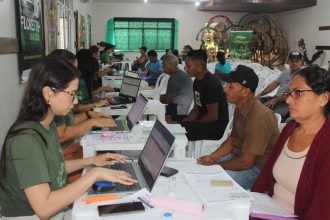 Agricultores recebem pagamentos de benefício por conservação florestal no Amazonas.