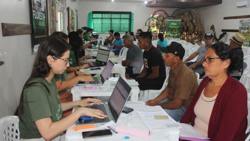 Agricultores recebem pagamentos de benefício por conservação florestal no Amazonas.