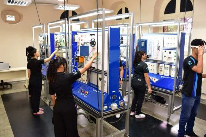 Alunos em laboratório de eletrônica em curso técnico do Cetam.