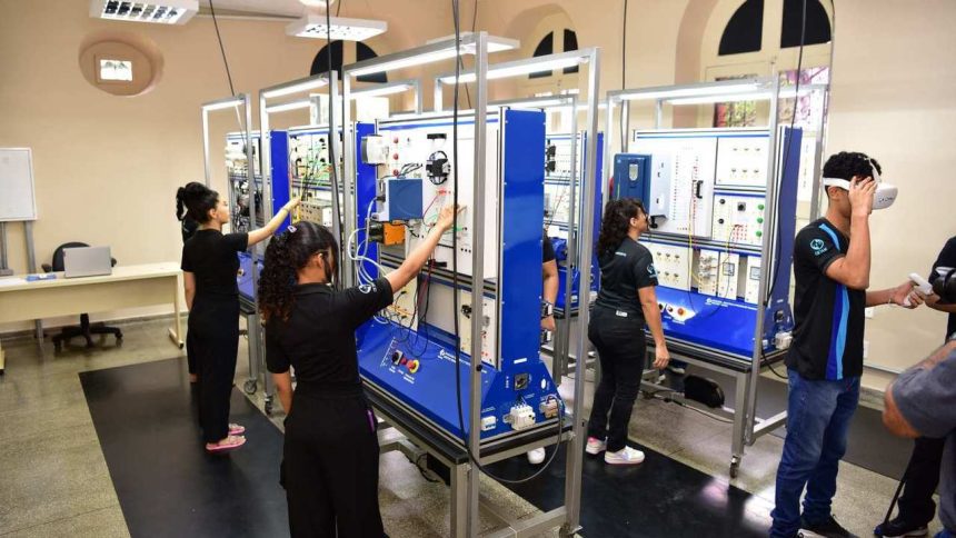 Alunos em laboratório de eletrônica em curso técnico do Cetam.