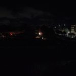 Apagão noturno em Manaus, Itacoatiara ou Parintins, com pouca iluminação e prédios ao fundo.