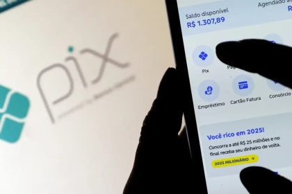 Aplicativo de celular com a logo Pix e opções de pagamento. Pix Automático agora é obrigatório.