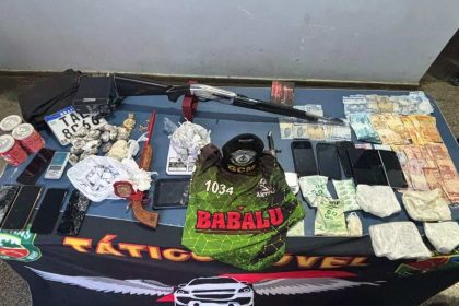Apreensão de armas, drogas e dinheiro em Tefé, resultado de investigação sobre 'Tribunal do Crime'.