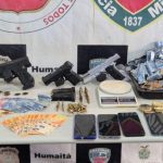Apreensão de armas, munições, dinheiro, celulares e relógios em operação policial.