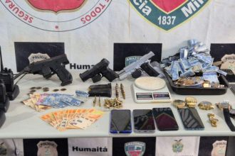 Apreensão de armas, munições, dinheiro, celulares e relógios em operação policial.
