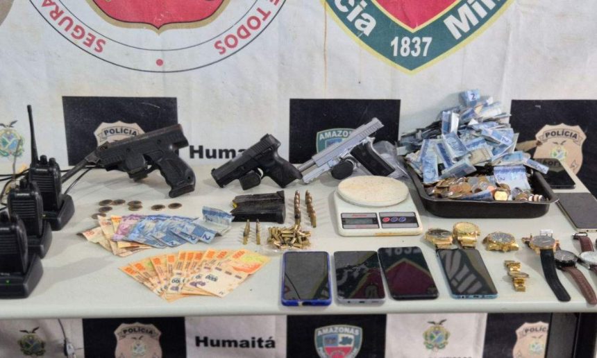 Apreensão de armas, munições, dinheiro, celulares e relógios em operação policial.