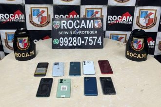 Apreensão de celulares e objetos pela ROCAM em Manaus após prisão de suspeitos.