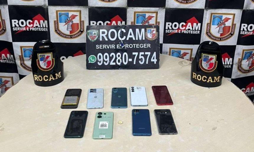 Apreensão de celulares e objetos pela ROCAM em Manaus após prisão de suspeitos.