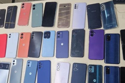 Apreensão de celulares em operação policial em Manaus.