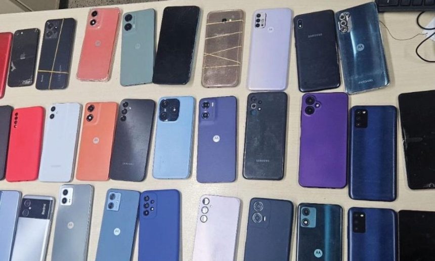 Apreensão de celulares em operação policial em Manaus.