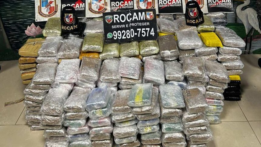 Apreensão de drogas pela polícia, com pacotes embalados e logotipos da ROCAM visíveis.