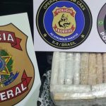Apreensão de drogas pela Polícia Federal, com emblemas da corporação e pacotes de entorpecentes.