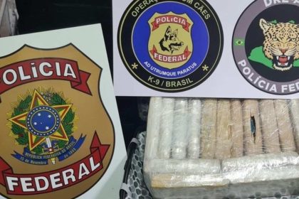 Apreensão de drogas pela Polícia Federal, com emblemas da corporação e pacotes de entorpecentes.