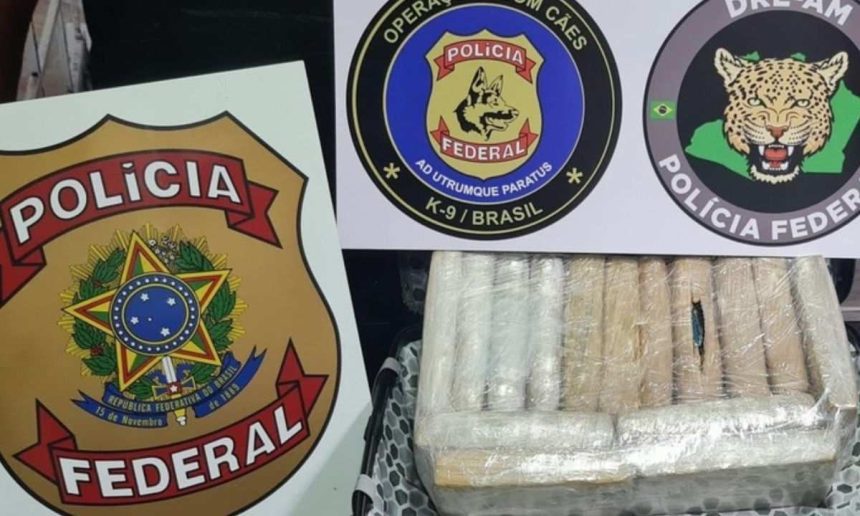 Apreensão de drogas pela Polícia Federal, com emblemas da corporação e pacotes de entorpecentes.
