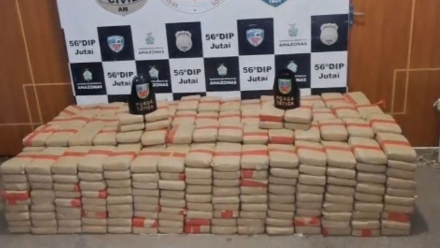 Apreensão de drogas pela polícia, mostrando diversos pacotes empilhados