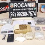 Apreensão de drogas pela ROCAM em Manaus: pacotes de substâncias ilícitas, balança, dinheiro e outros itens.