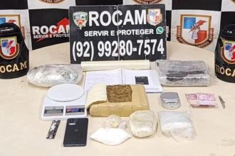 Apreensão de drogas pela ROCAM em Manaus: pacotes de substâncias ilícitas, balança, dinheiro e outros itens.
