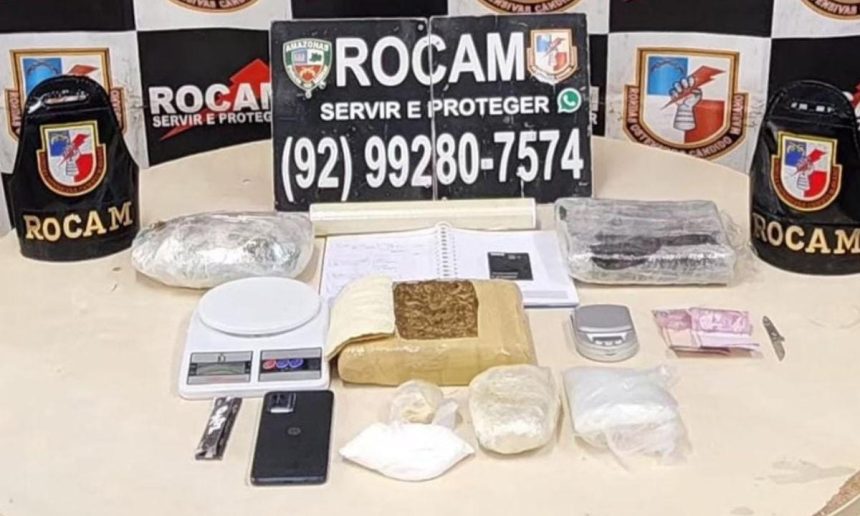 Apreensão de drogas pela ROCAM em Manaus: pacotes de substâncias ilícitas, balança, dinheiro e outros itens.
