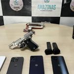 Armas e celulares apreendidos pela Rocam após prisão de trio no Centro.