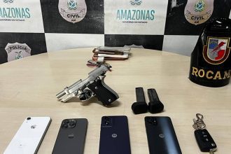 Armas e celulares apreendidos pela Rocam após prisão de trio no Centro.