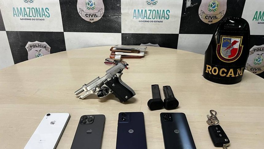 Armas e celulares apreendidos pela Rocam após prisão de trio no Centro.