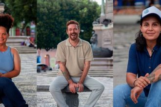 Artistas sorrindo e posando para a câmera em evento ao ar livre, em foto dividida em três partes.