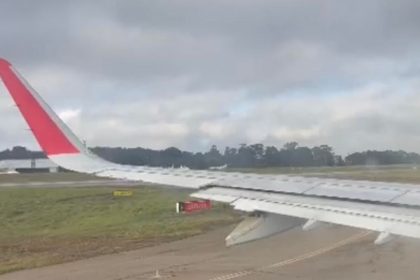 Asa de avião em aeroporto com neblina intensa.