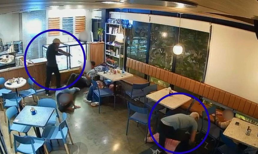 Assalto em cafeteria na Avenida Jacira Reis, Manaus, com homem armado e pessoas no chão.