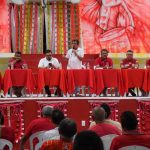 Assembleia Geral do Boi Garantido em Parintins, com diretoria na mesa.