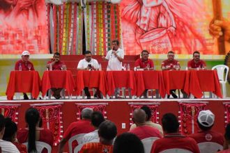 Assembleia Geral do Boi Garantido em Parintins, com diretoria na mesa.