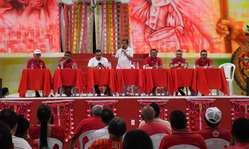 Assembleia Geral do Boi Garantido em Parintins, com diretoria na mesa.