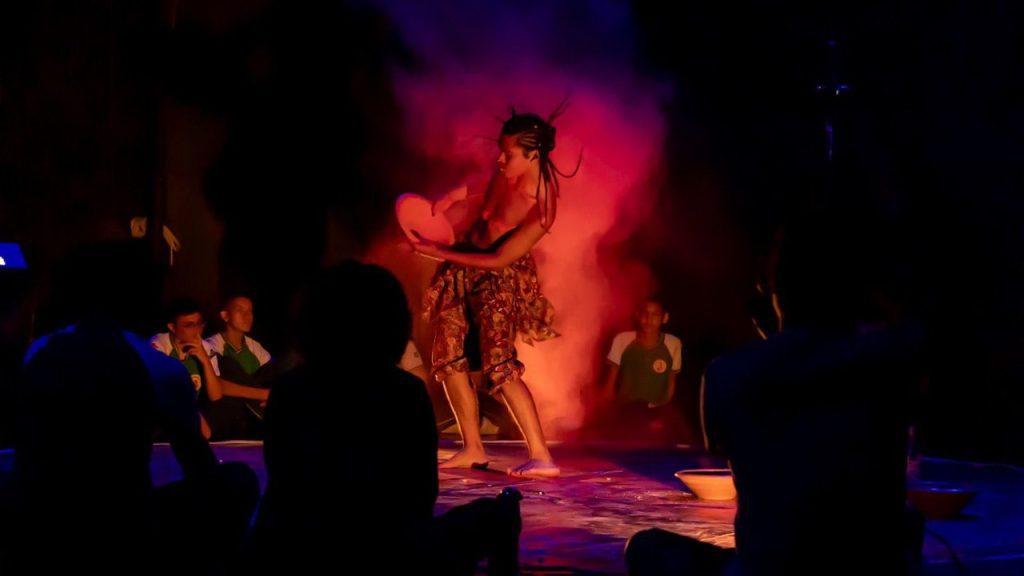 Ator performa em palco durante festival de teatro na Amazônia