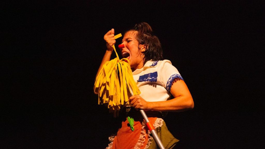 Atriz de palhaço se apresenta com esfregão em Festival de Teatro da Amazônia.