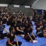 Aulão solidário de defesa pessoal feminina em Ponta Negra, com mulheres reunidas em um ginásio.