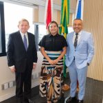 Autoridades em reunião para planejamento de casamento coletivo no Amazonas.