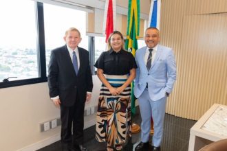 Autoridades em reunião para planejamento de casamento coletivo no Amazonas.