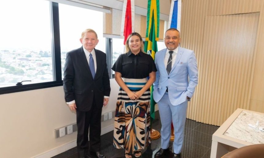 Autoridades em reunião para planejamento de casamento coletivo no Amazonas.