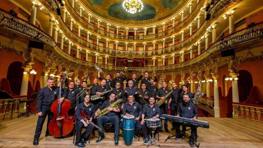 Banda Amazonas em palco, com músicos e instrumentos, posando para foto