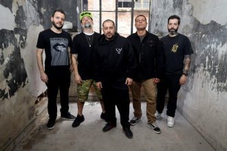 Banda CPM22 posa para foto em ambiente degradado.