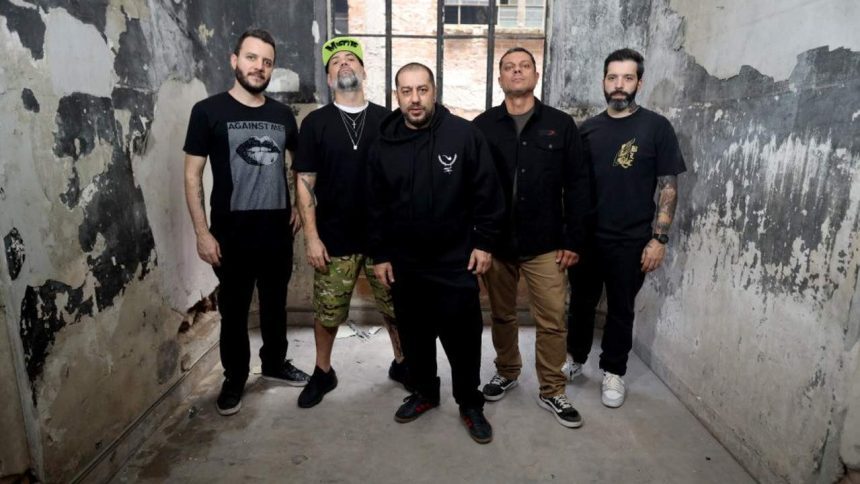 Banda CPM22 posa para foto em ambiente degradado.