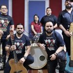 Banda Critical Age em homenagem a Renato Russo, com integrantes segurando instrumentos.
