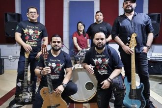 Banda Critical Age em homenagem a Renato Russo, com integrantes segurando instrumentos.